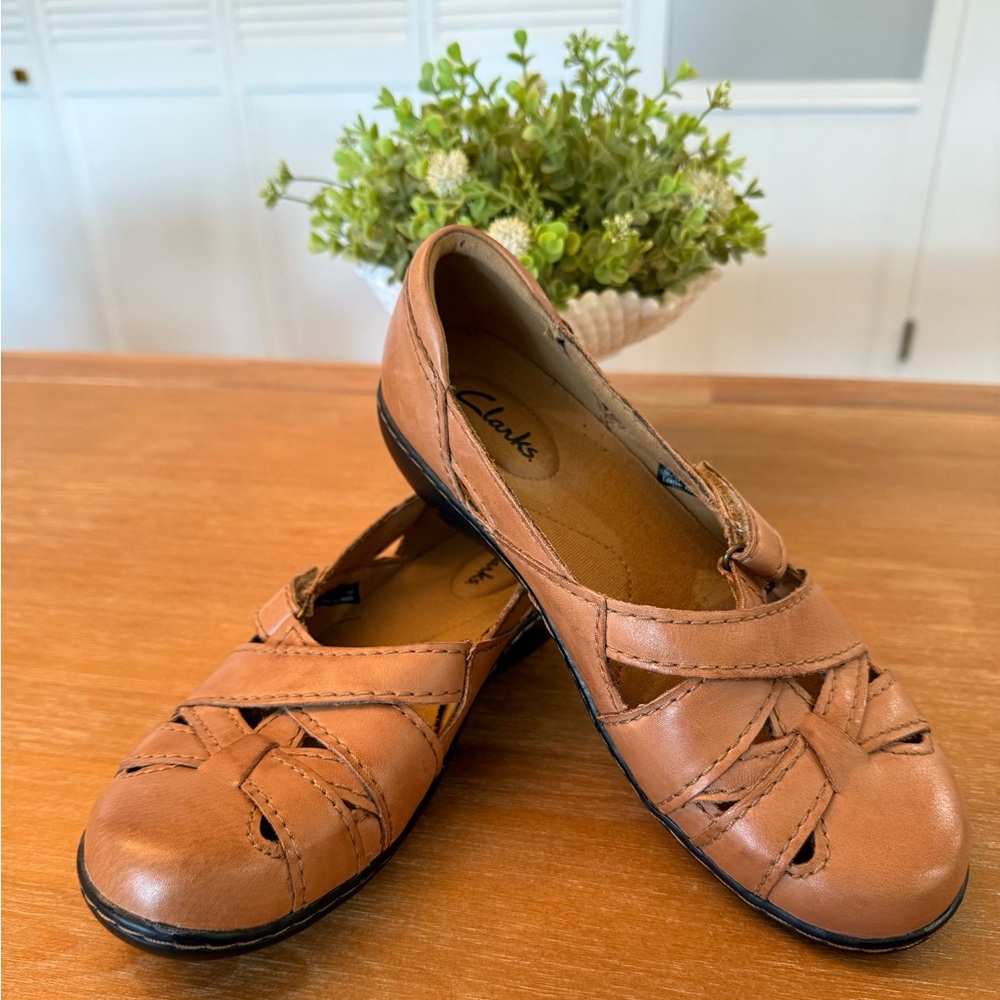 Clarks Women's Tan Leather Loafers